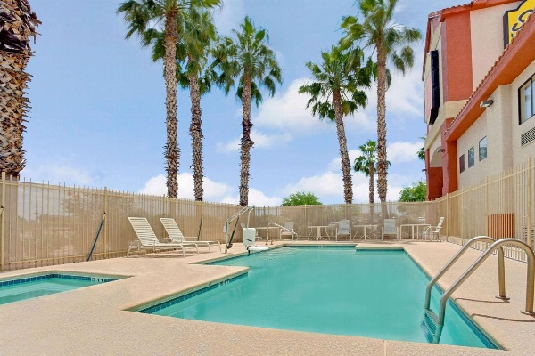 Super 8 by Wyndham Tucson/Grant Road Area AZ image 2